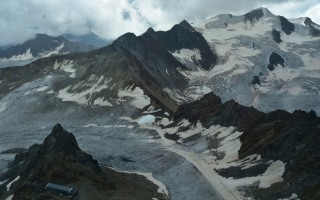 Plate-forme Glacier de Pitztal (3.440 m) ► vue très spectaculaire sur les glaciers imposants et de nombreux sommets enneigés de plus de 3.000 mètres → plus haut sommet : le Wildspitze 3.768 m  