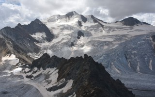 Pitztal Glacier Platform (3.440 m) ► breathtaking views of the imposing glaciers and of numerous peaks above 3.000 meters → highest peak: the Wildspitze 3.768 m